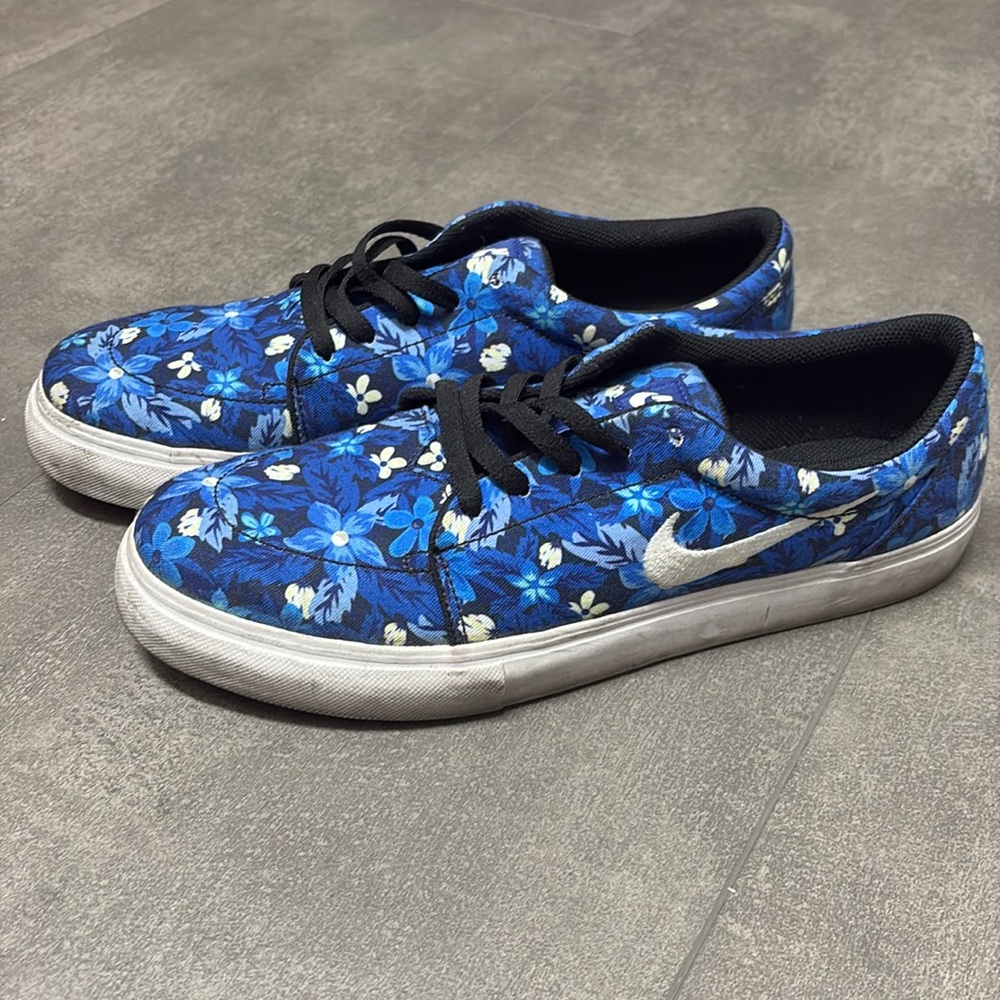 Nike Floral Print Lace Up Sneakers